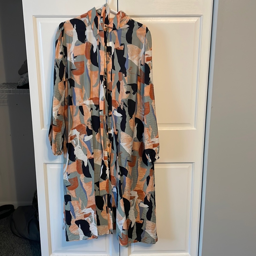 Nine West printed shirt dress. Tie at waist.